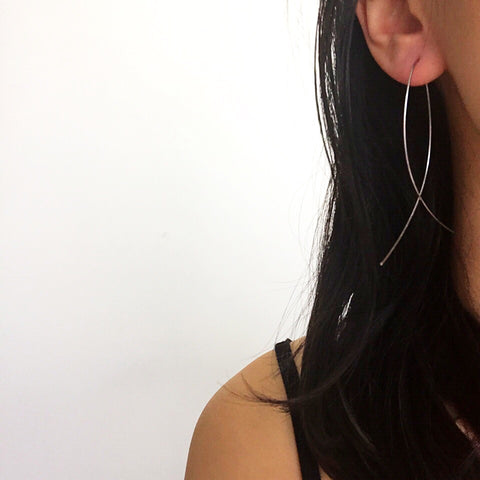 LOOP SHAPED HOOP EARRINGS