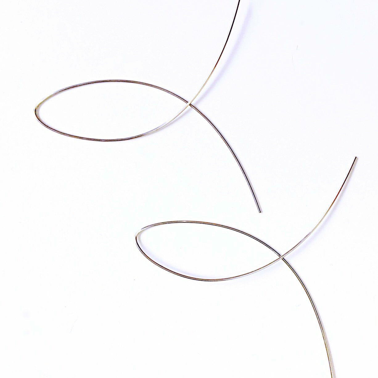 LOOP SHAPED HOOP EARRINGS