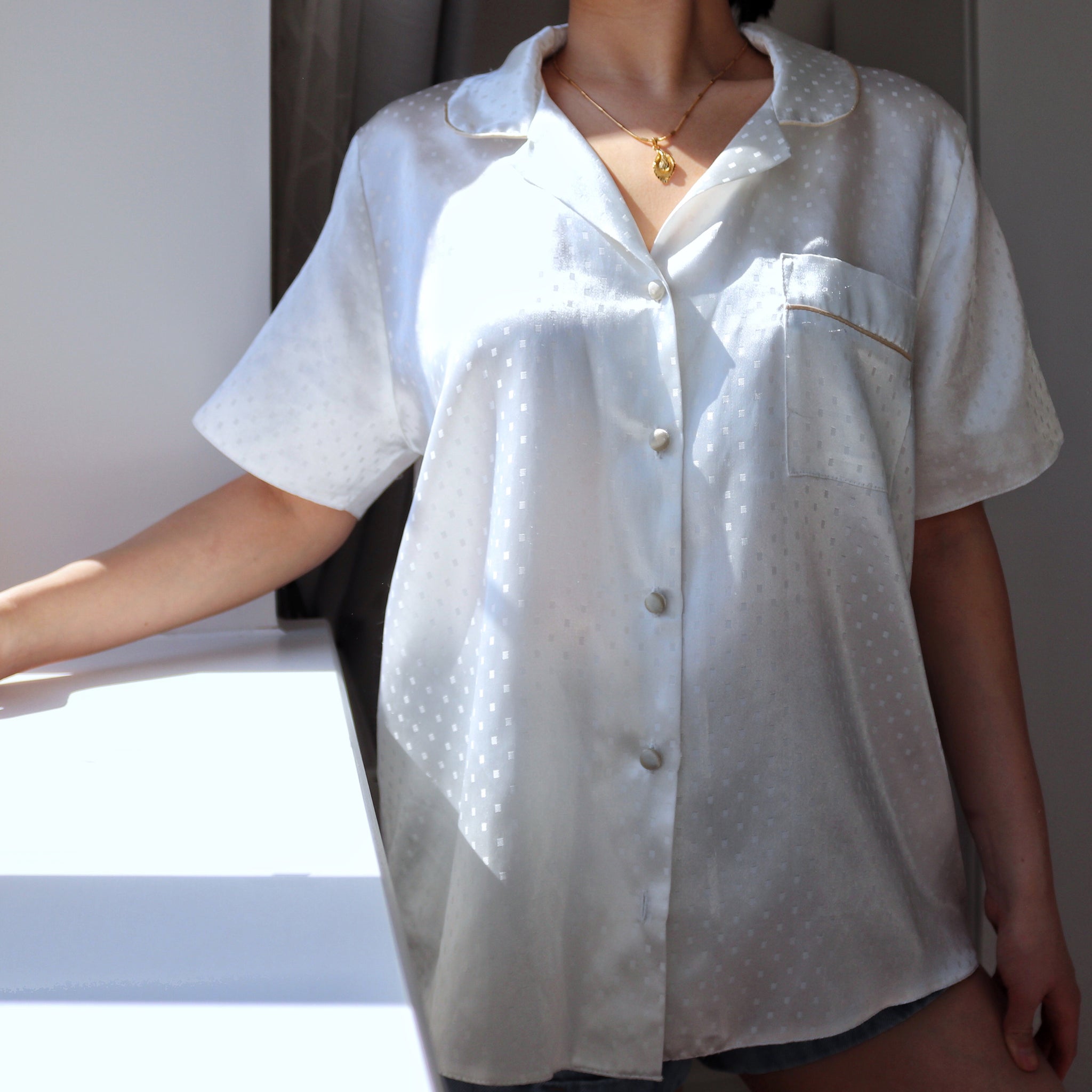 WHITE SILKY SHORT SLEEVES SHIRT TOP
