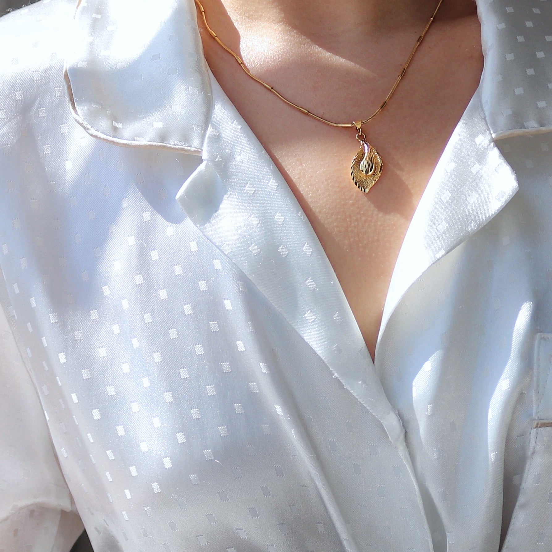 WHITE SILKY SHORT SLEEVES SHIRT TOP