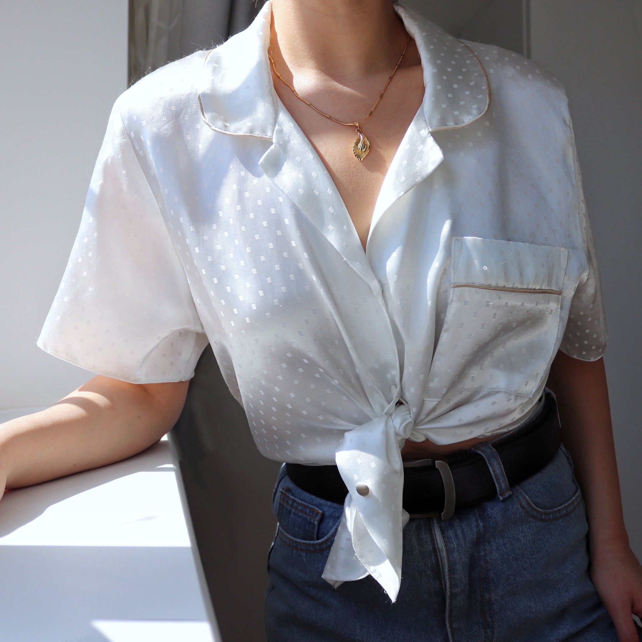 WHITE SILKY SHORT SLEEVES SHIRT TOP