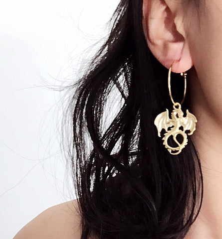 Y2K 2000S 90S STYLE GOLD DRAGON HOOP EARRINGS