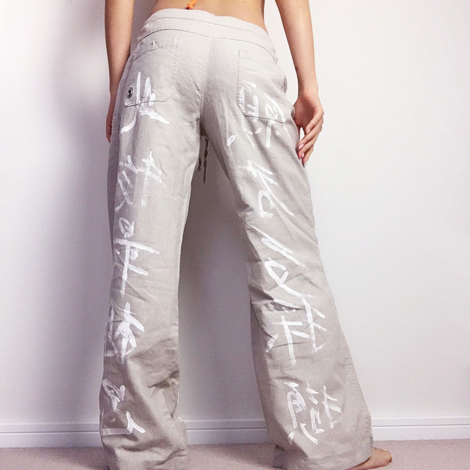 WHITE CHARACTERS BEIGE TROUSERS