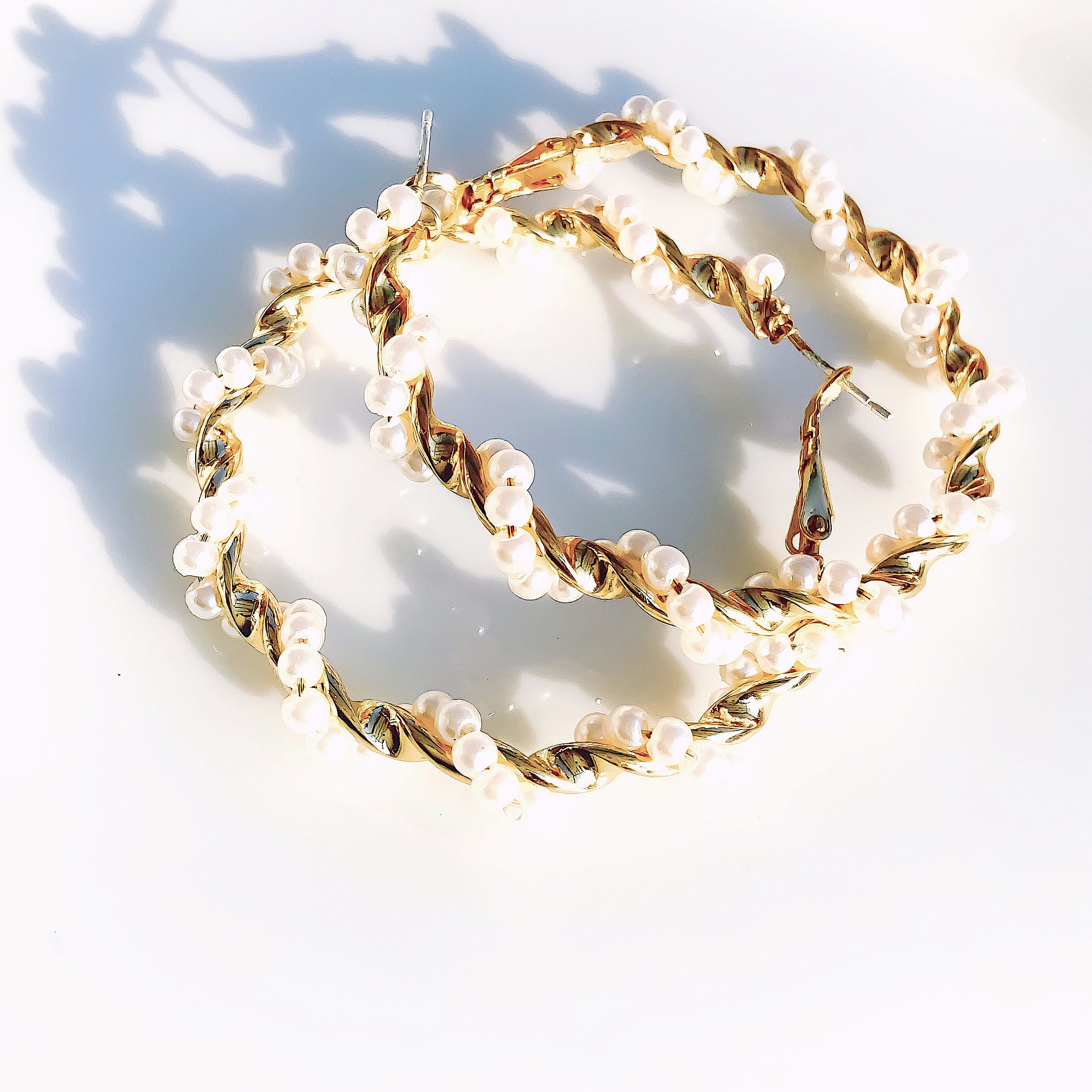 PEARL GOLD PLATED TWIST HOOP EARRINGS