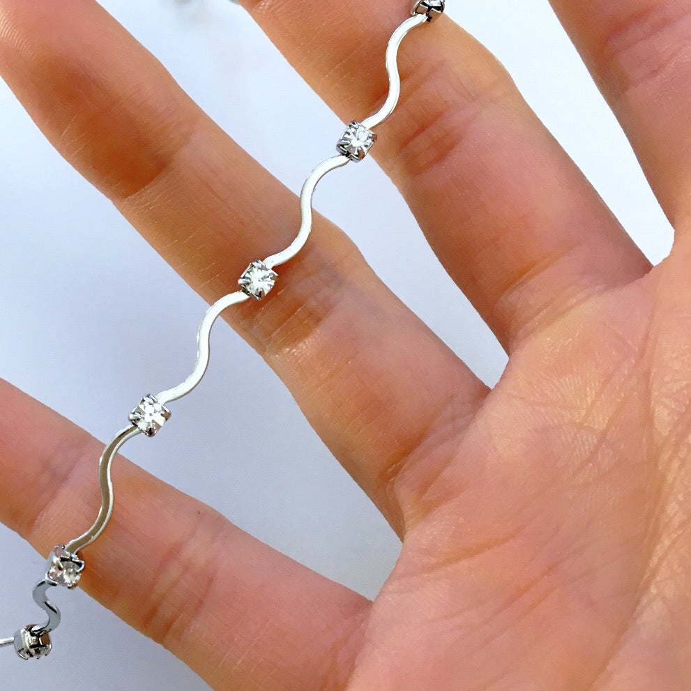 ELEGANT DIAMANTÉ NECKLACE