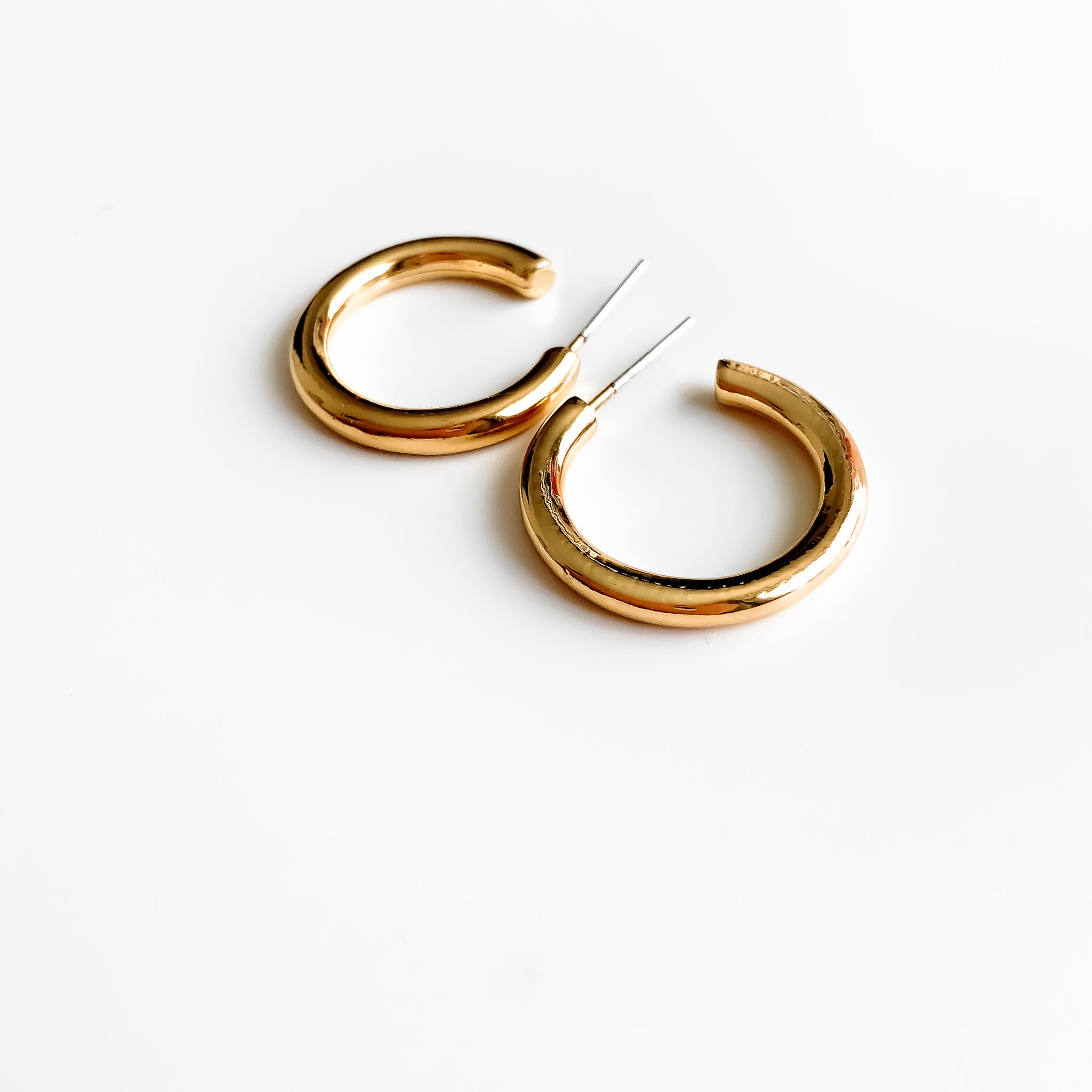 SIMPLE C GOLD HOOP EARRINGS