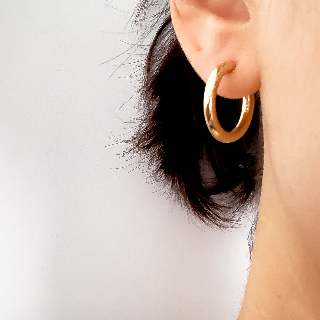 SIMPLE C GOLD HOOP EARRINGS