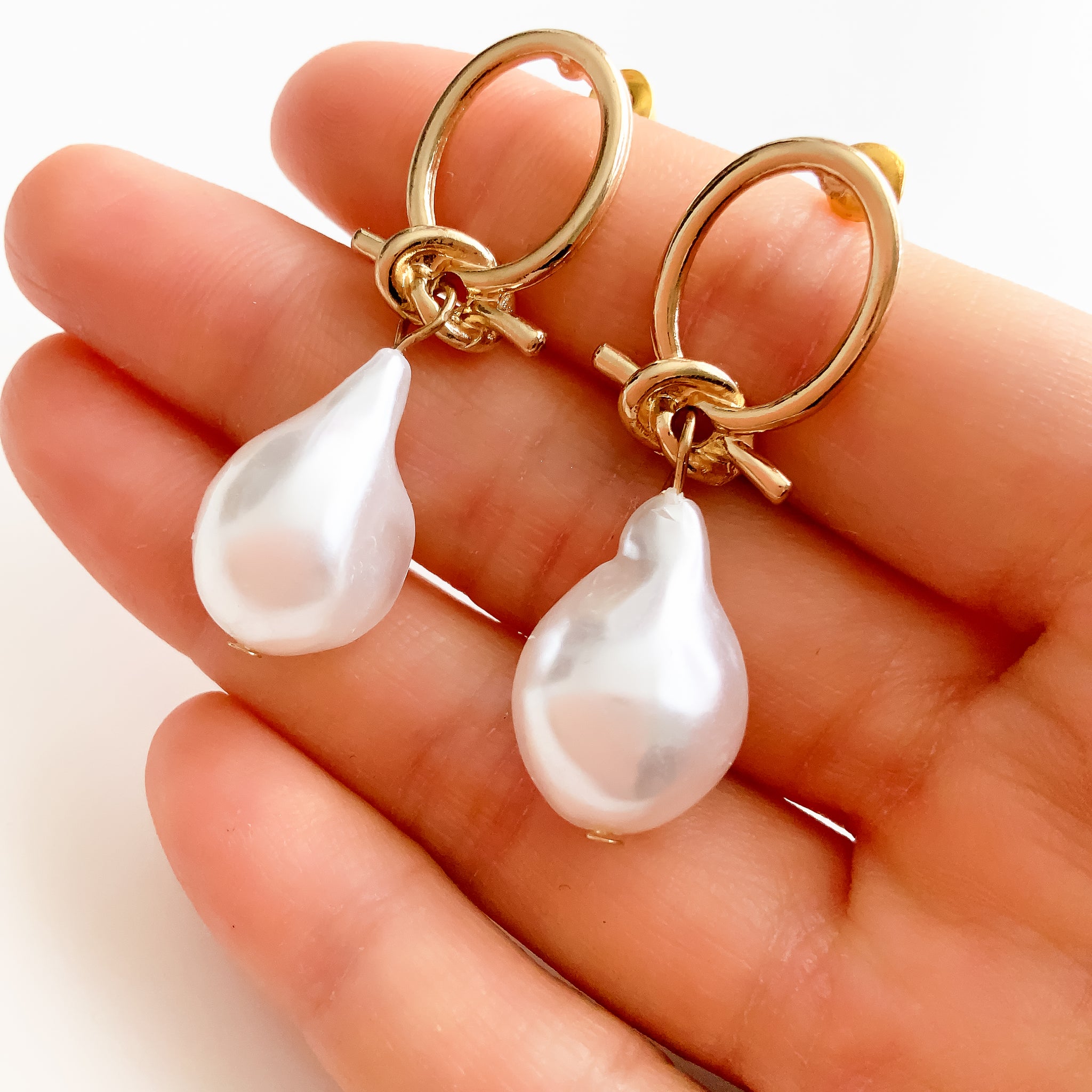 FAUX PEARL DROPLET GOLD LOOP EARRINGS