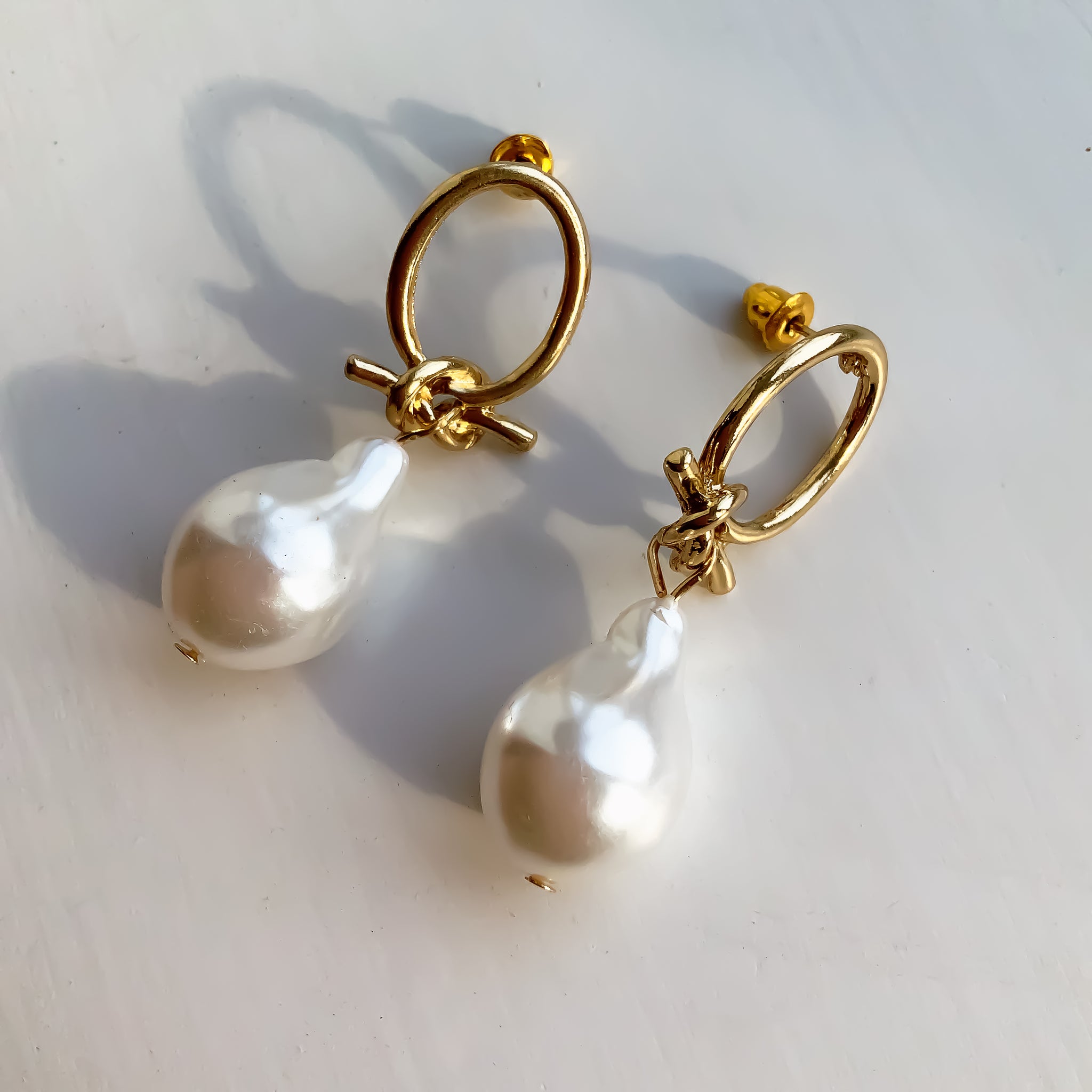 FAUX PEARL DROPLET GOLD LOOP EARRINGS