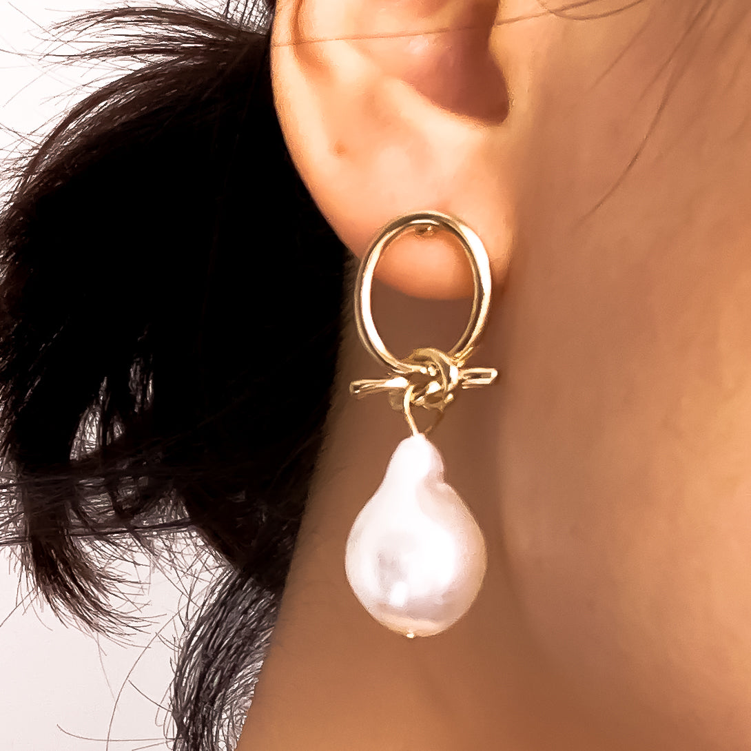 FAUX PEARL DROPLET GOLD LOOP EARRINGS