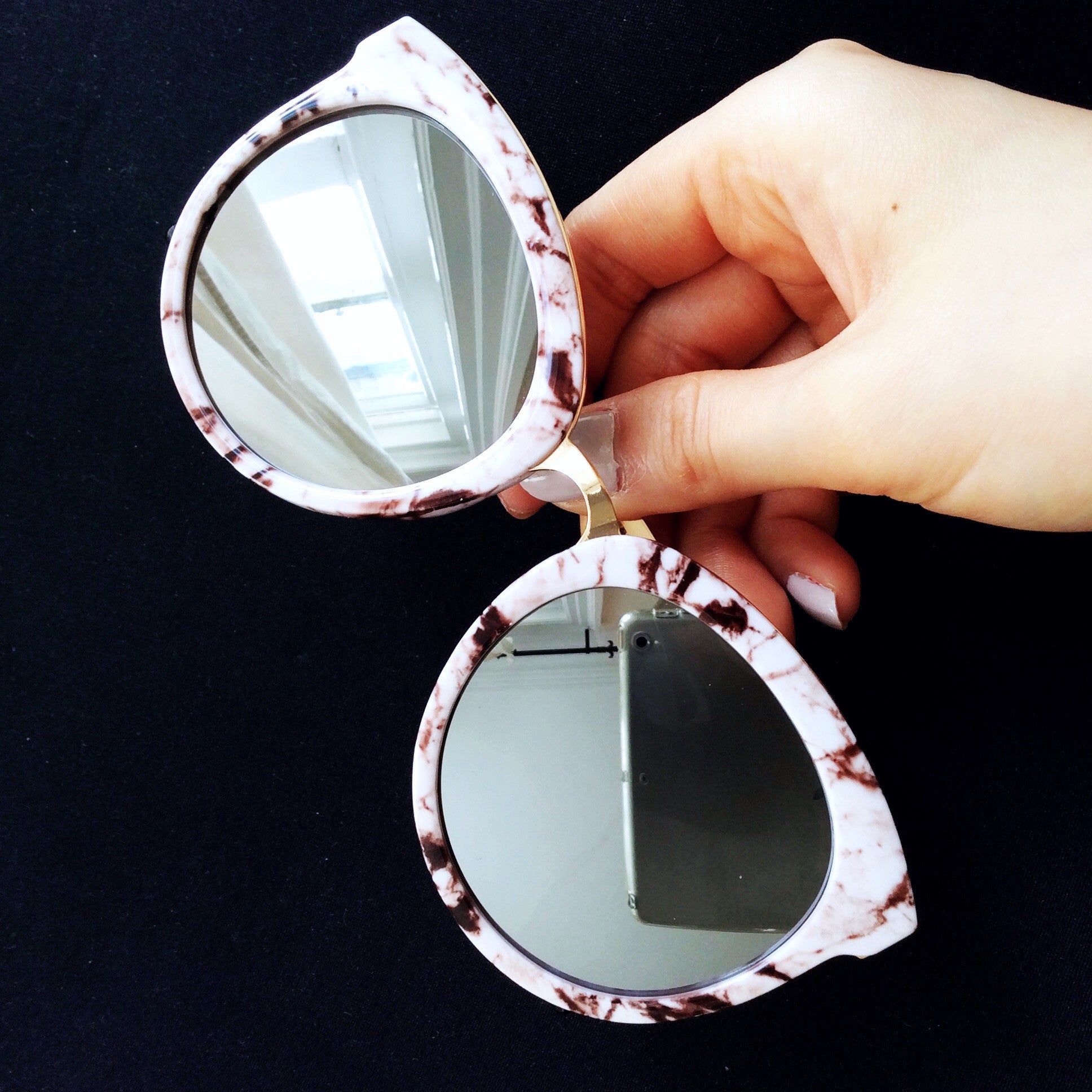 UNISEX MIRROR LENS SUNGLASSES WITH GOLD ARMS
