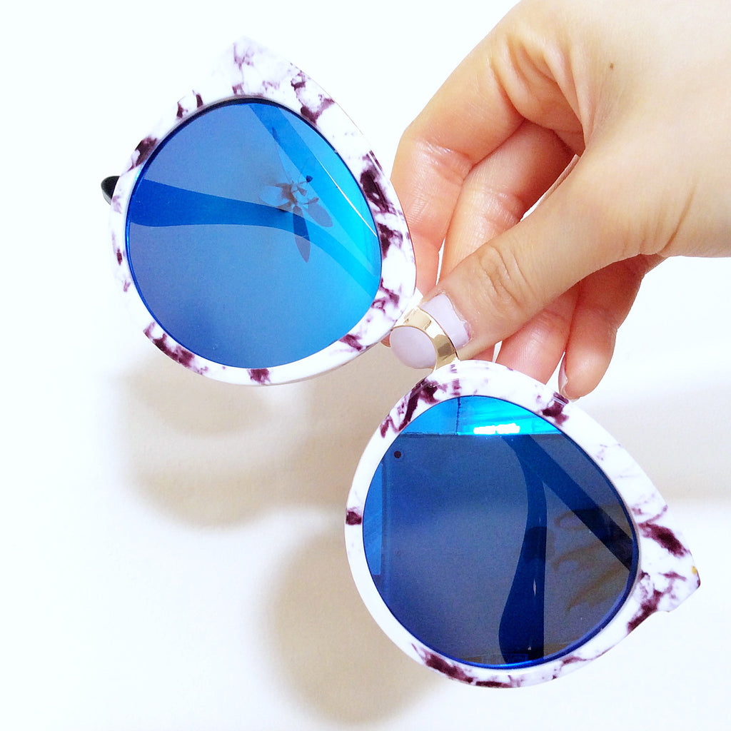 UNISEX MIRROR LENS SUNGLASSES WITH GOLD ARMS