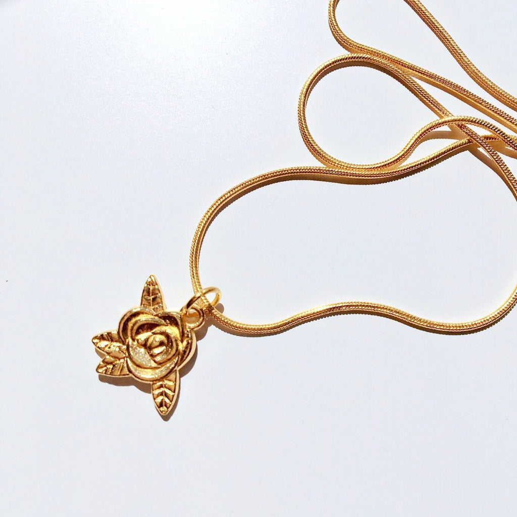 ROSE PENDANT NECKLACE