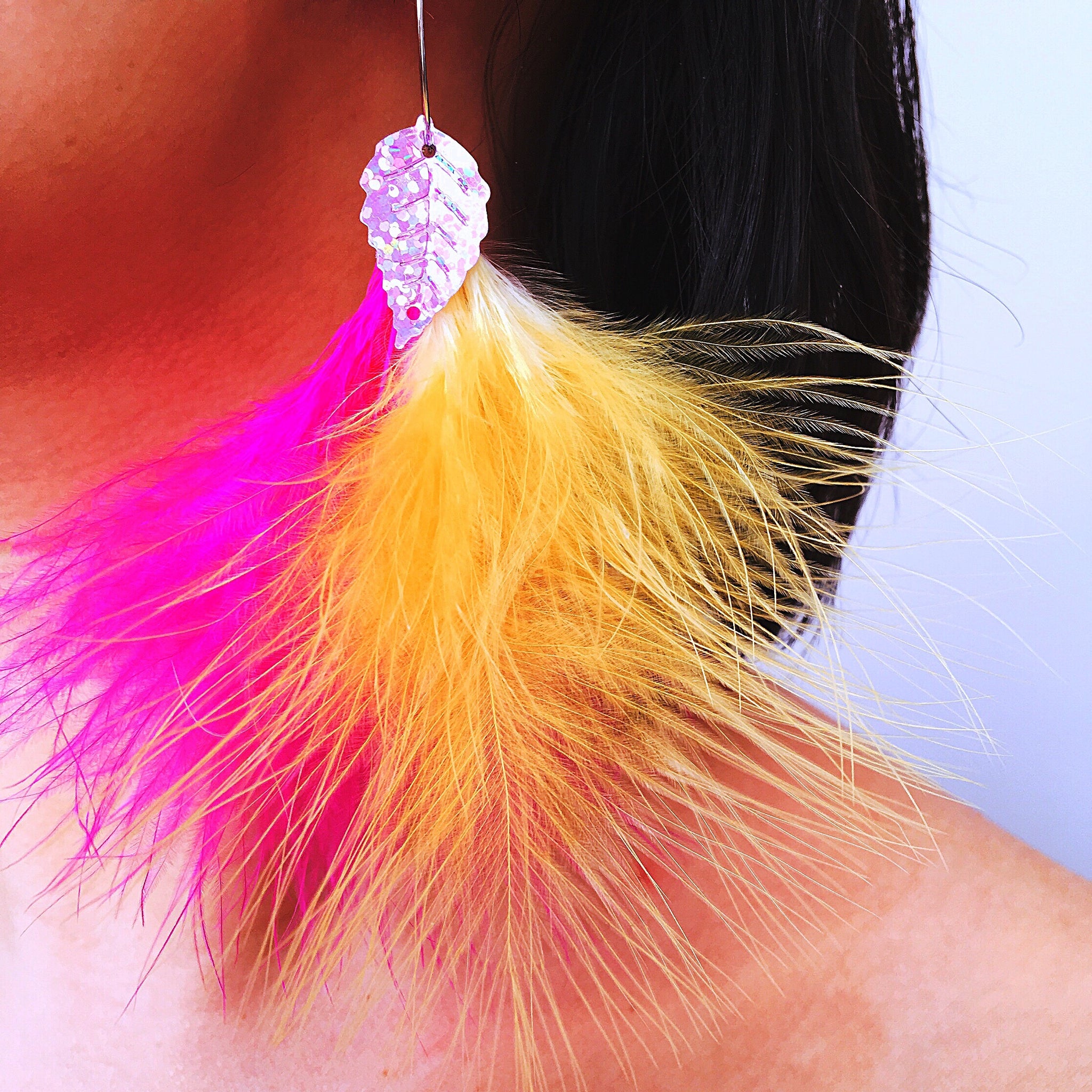 SINGLE LEAF FEATHER HOOPS EARRINGS