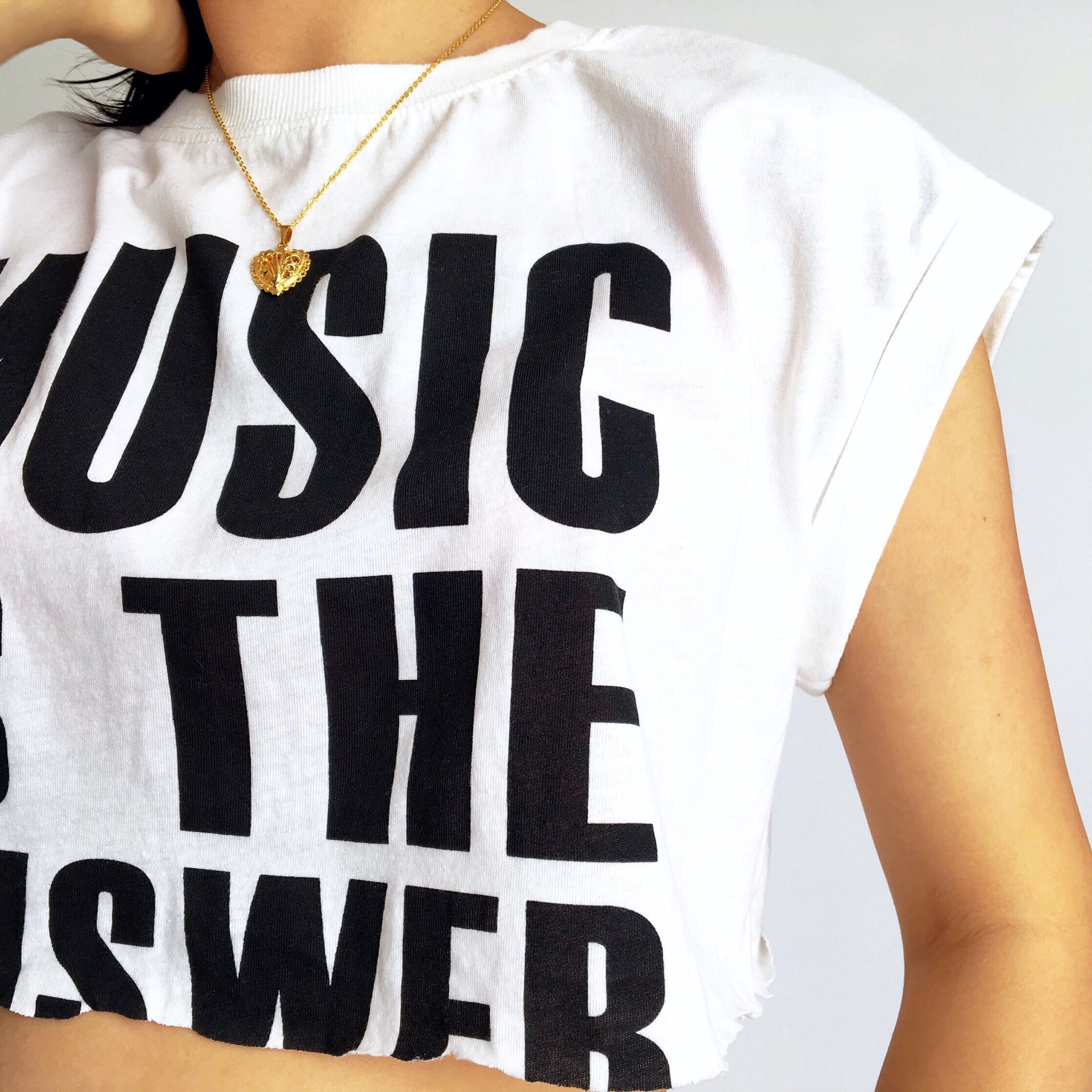 MUSIC WORDS LOGO CROP TEE TOP