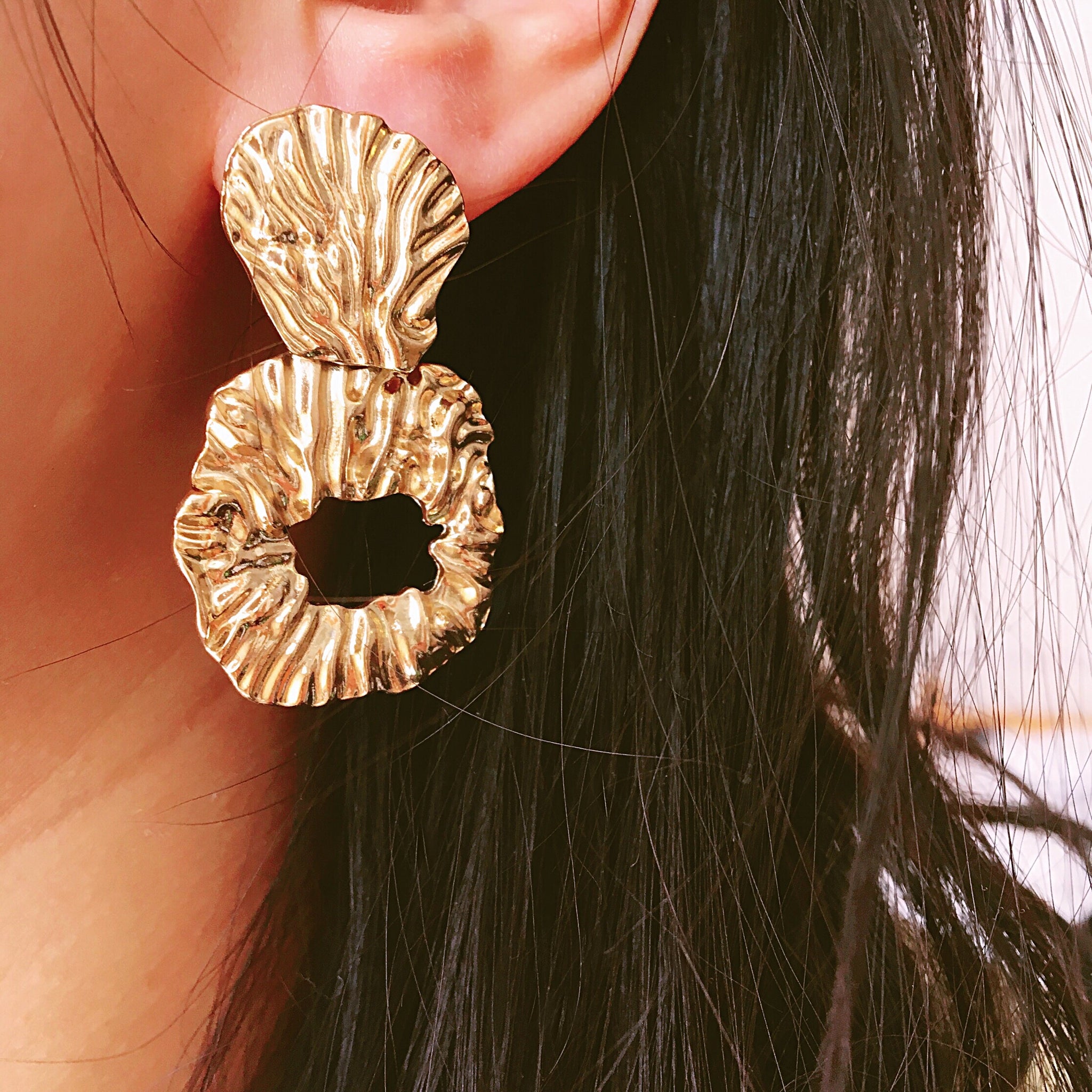 TEXTURE HOOP EARRINGS