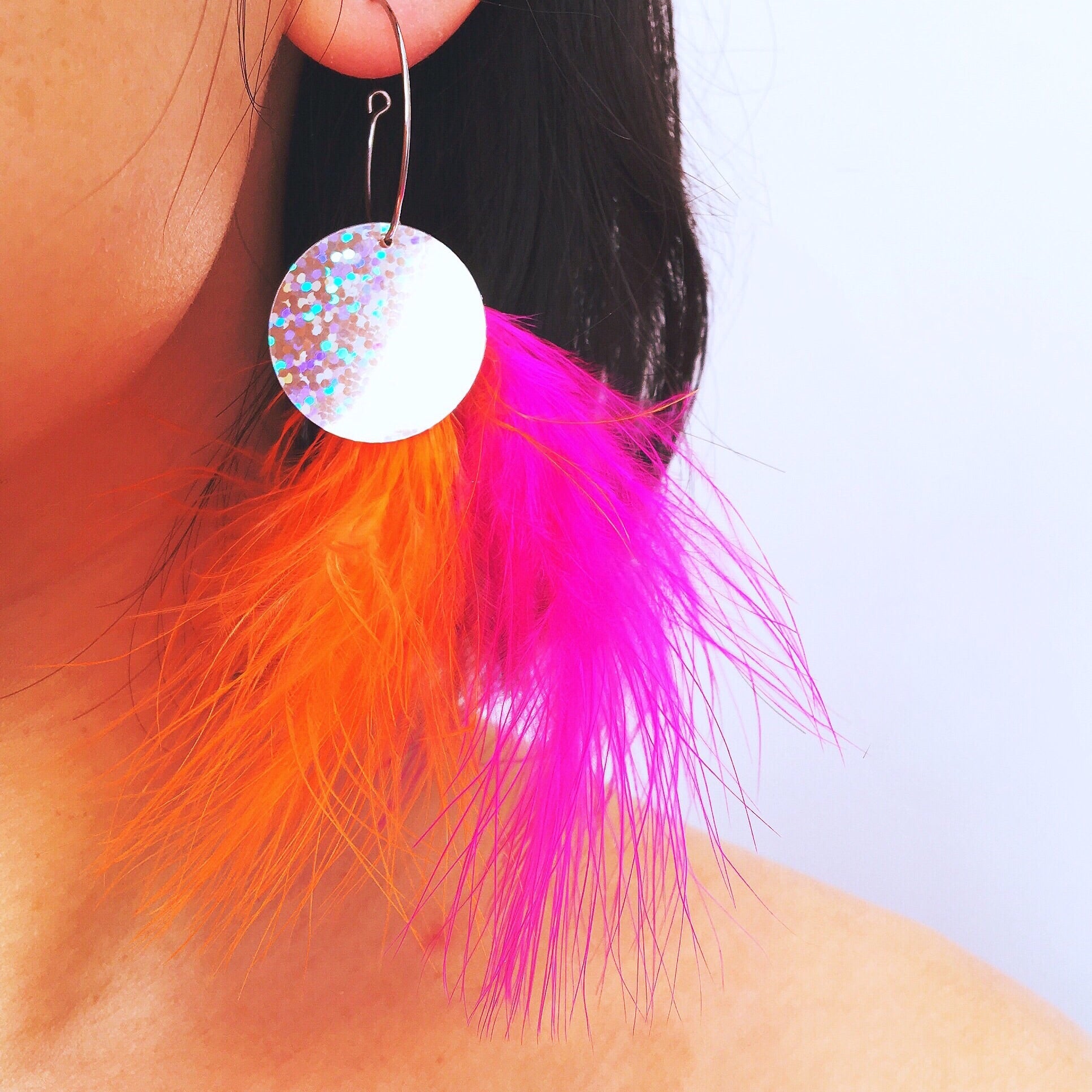 SINGLE DISC FEATHER HOOPS EARRINGS
