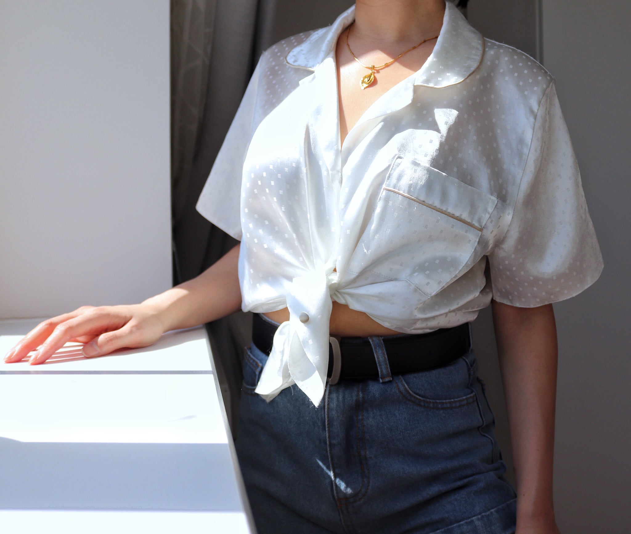 WHITE SILKY SHORT SLEEVES SHIRT TOP