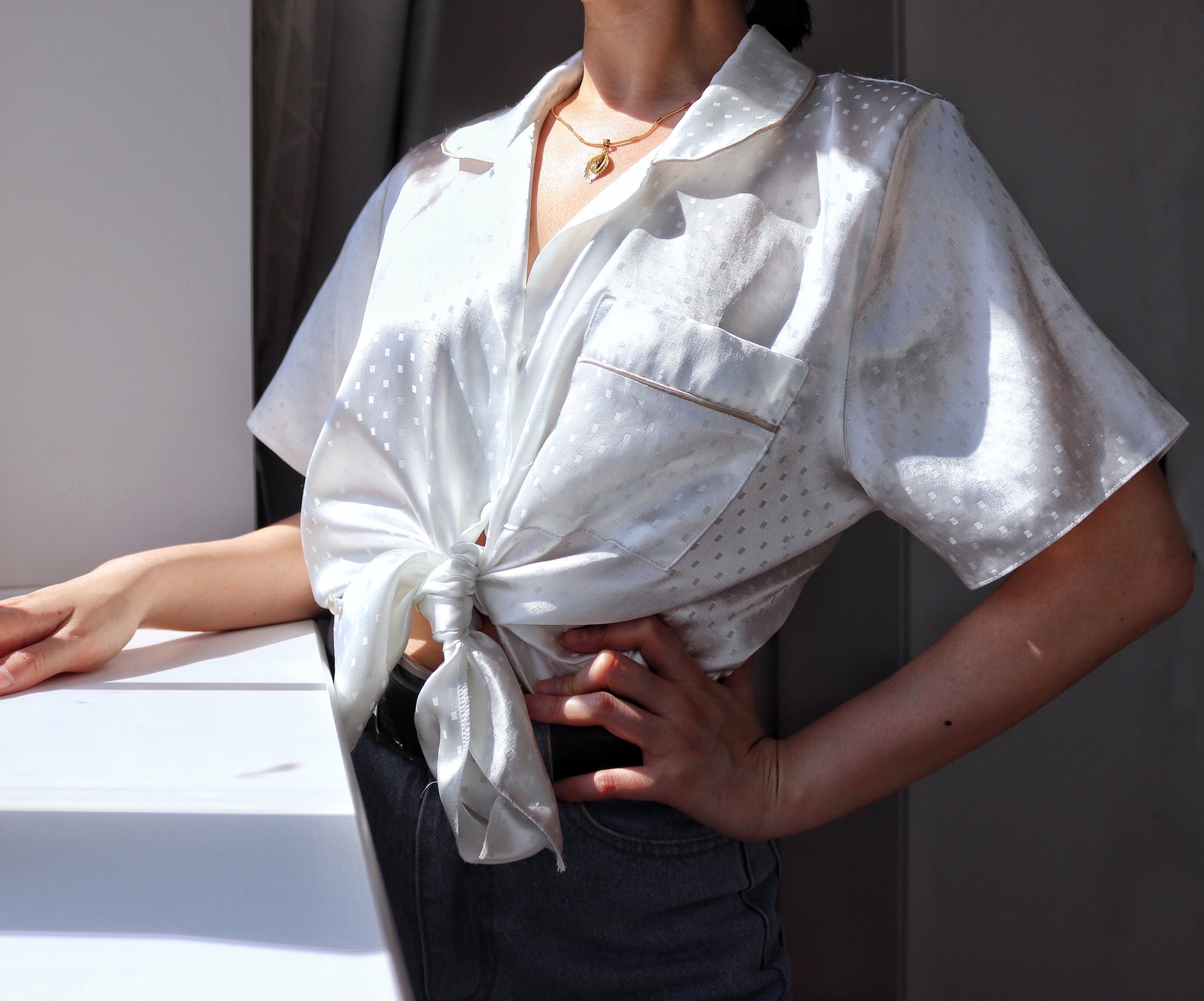 WHITE SILKY SHORT SLEEVES SHIRT TOP
