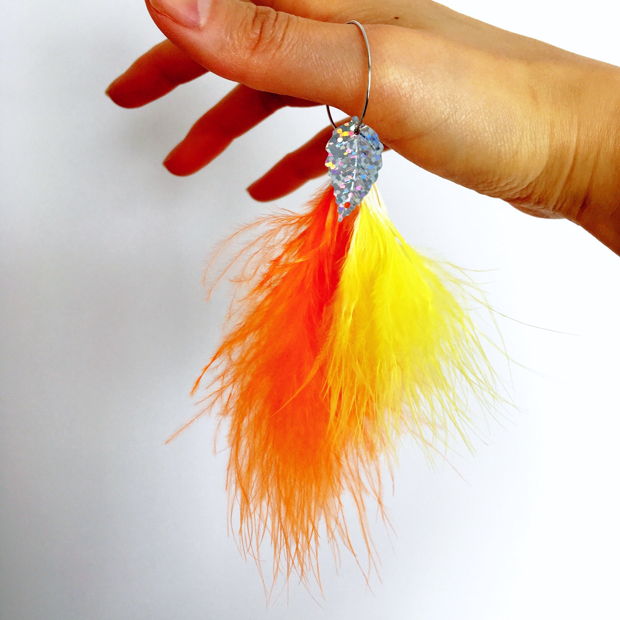 SINGLE LEAF FEATHER HOOPS EARRINGS