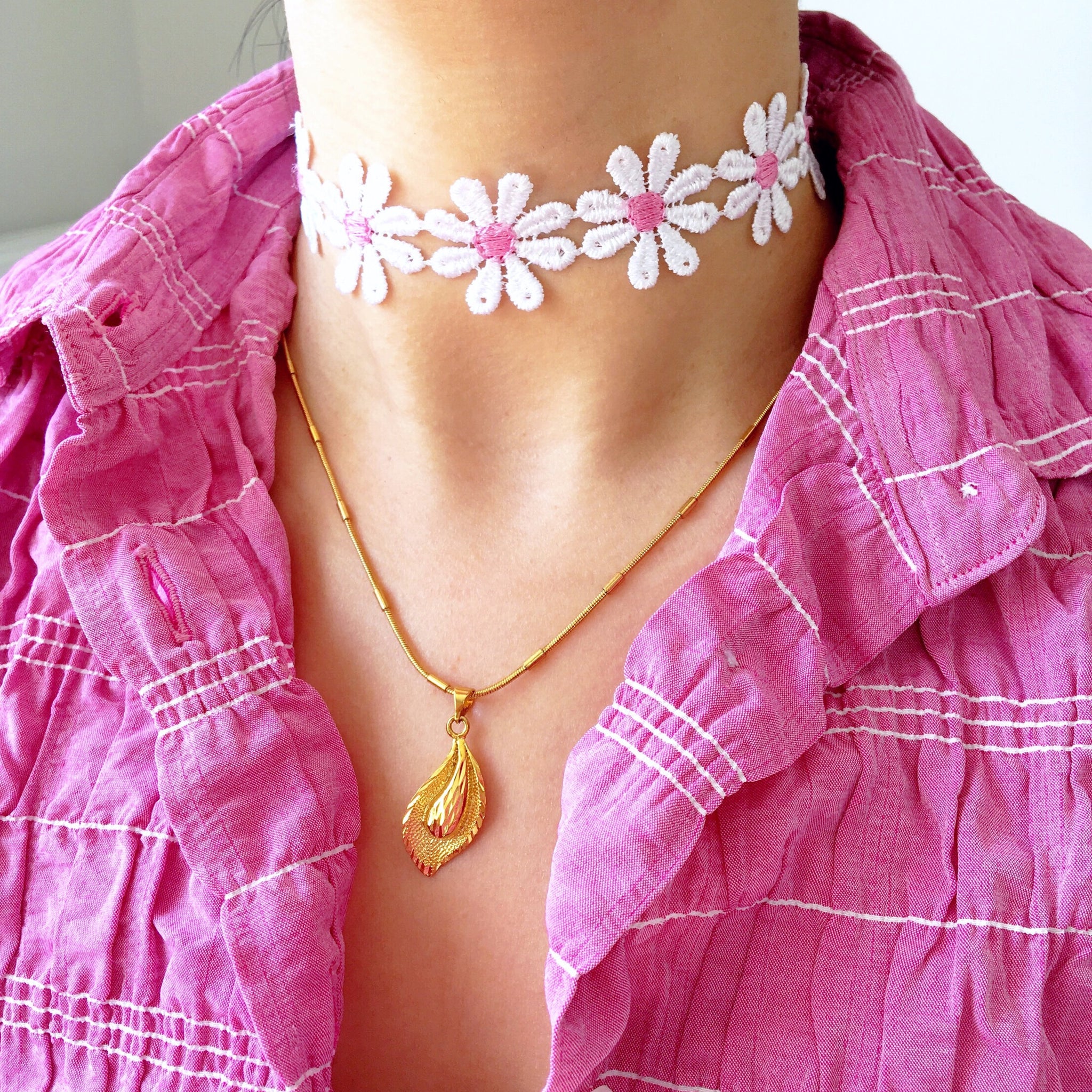 PINK DAISY CHOKER NECKLACE