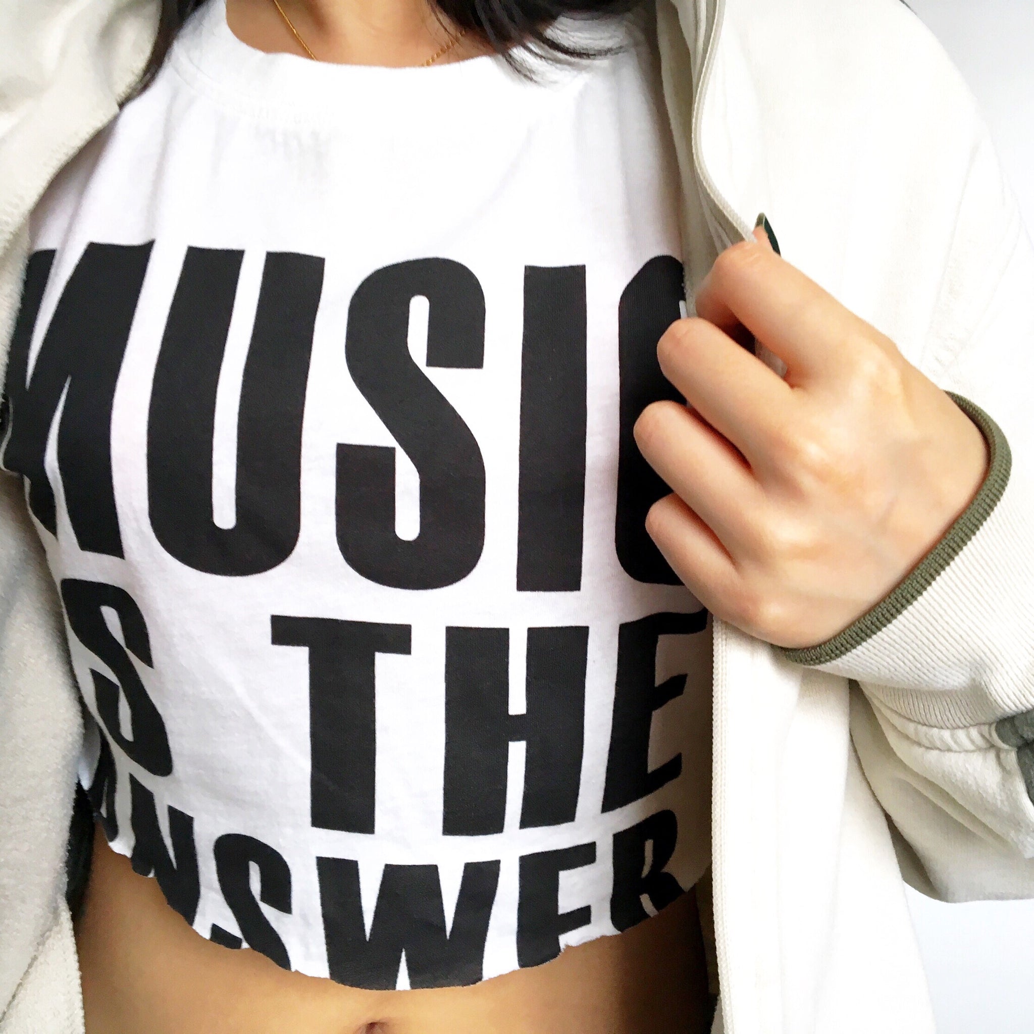MUSIC WORDS LOGO CROP TEE TOP