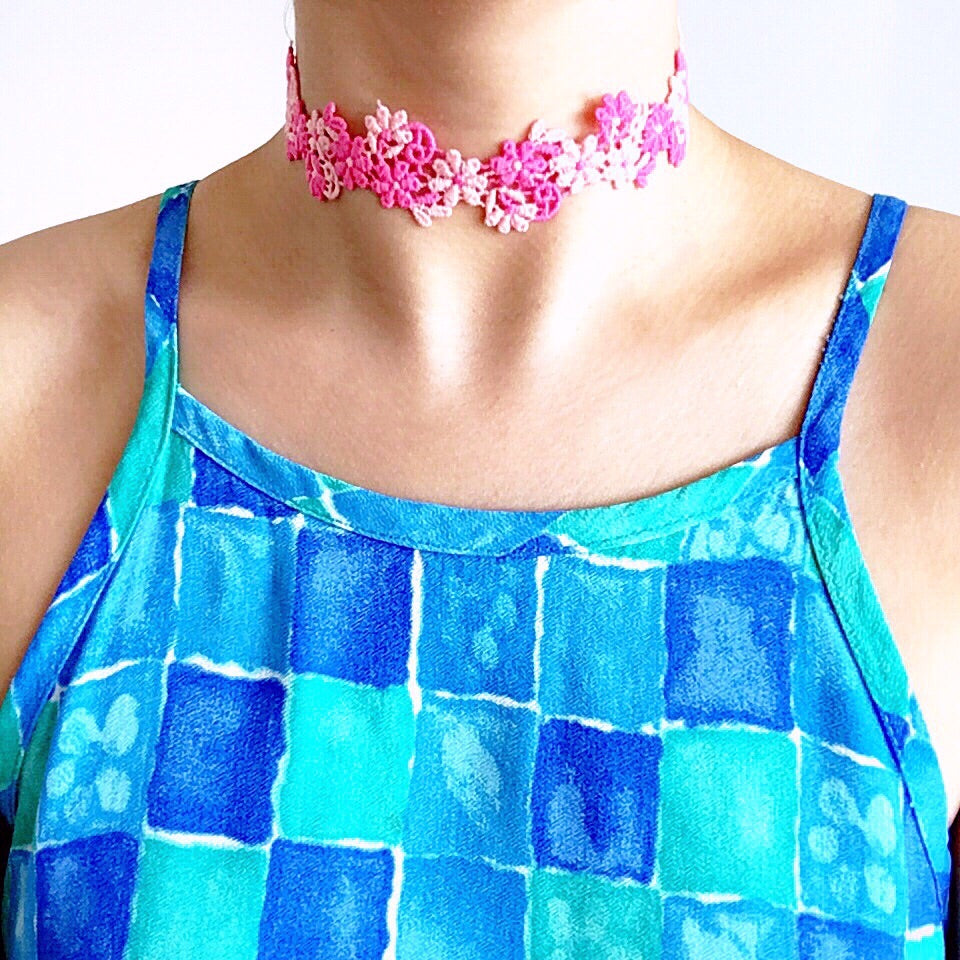PINKY FLORAL CHOKER NECKLACE