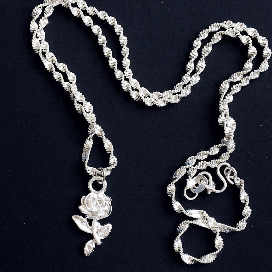 LITTLE ROSE NECKLACE