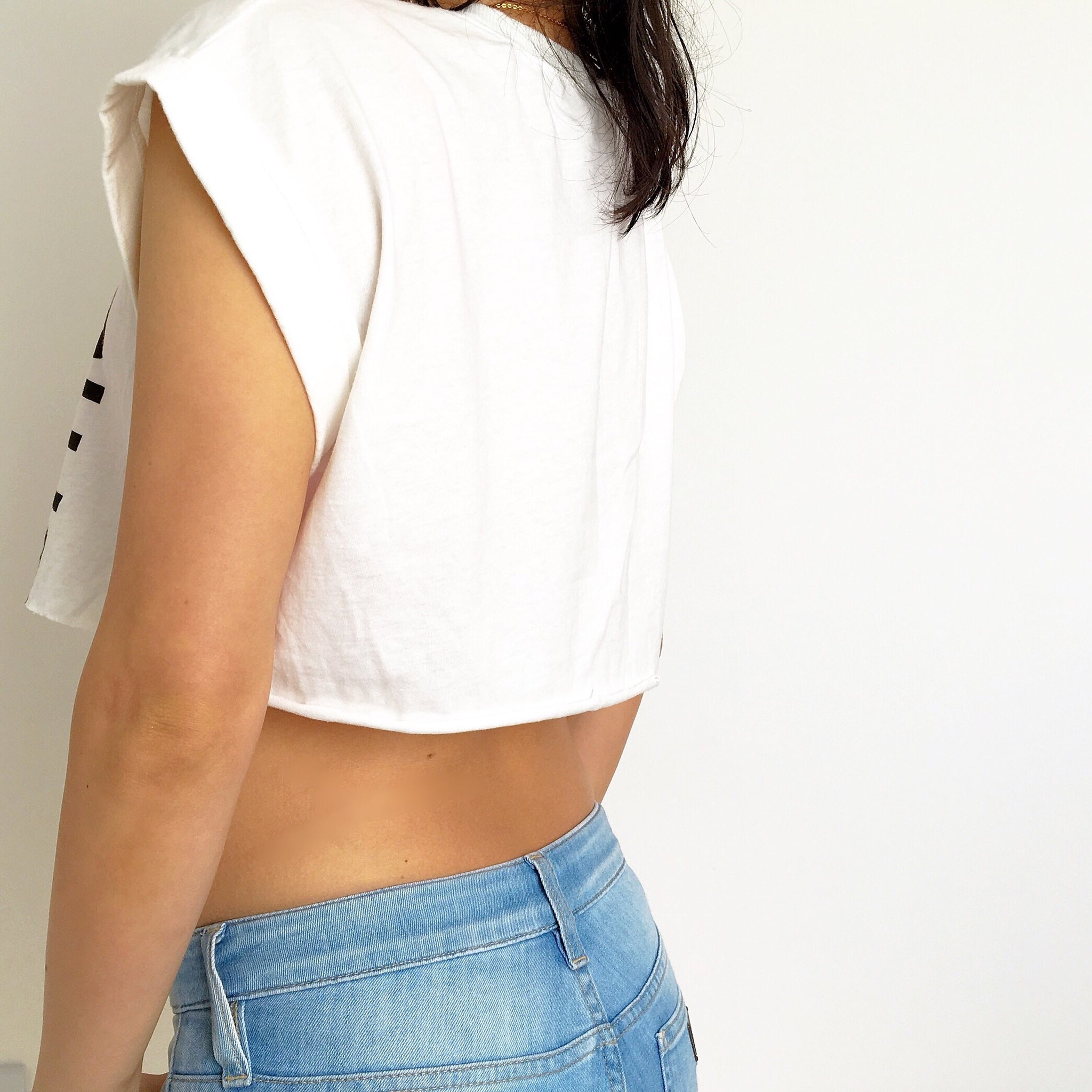 MUSIC WORDS LOGO CROP TEE TOP