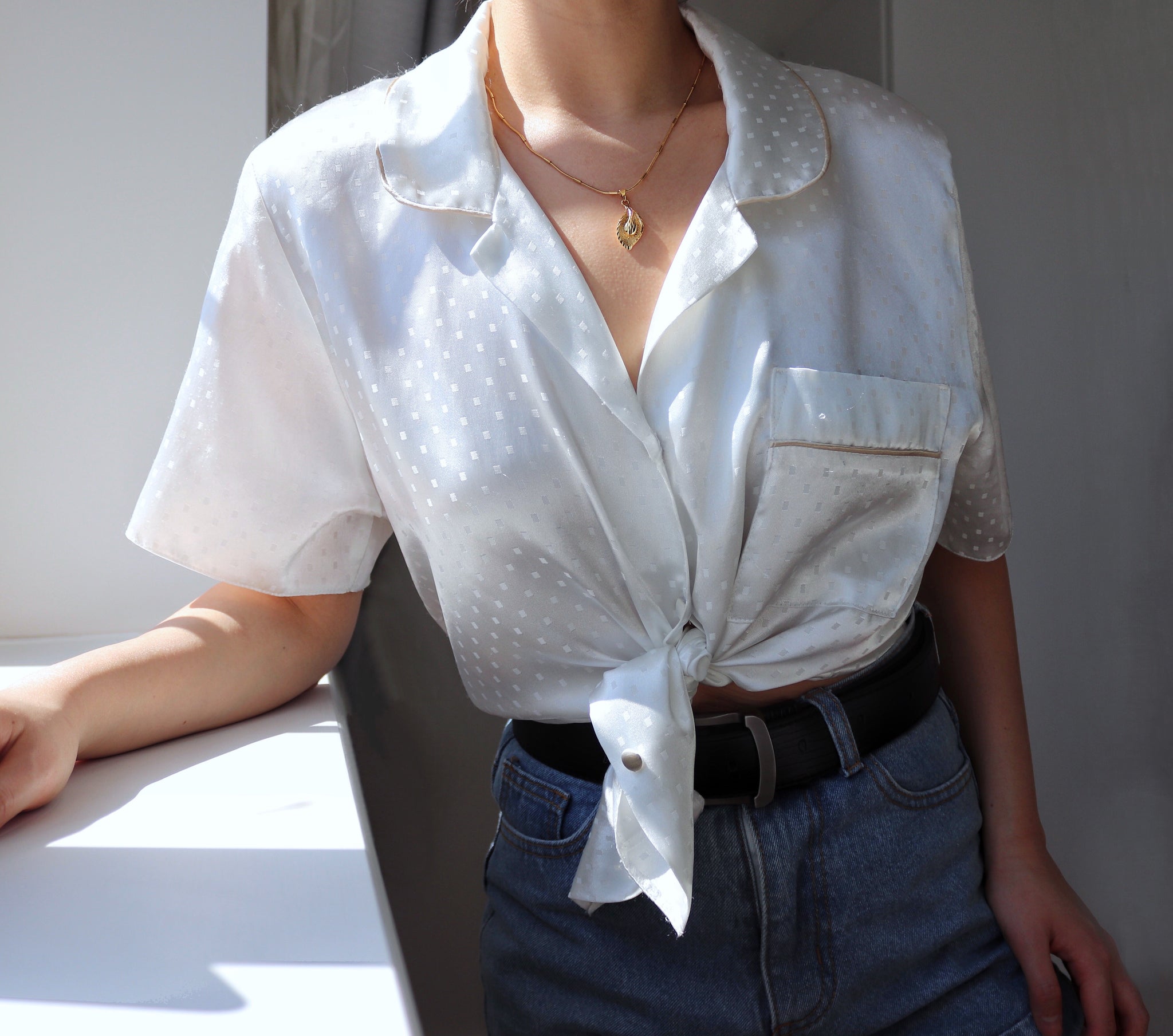 WHITE SILKY SHORT SLEEVES SHIRT TOP