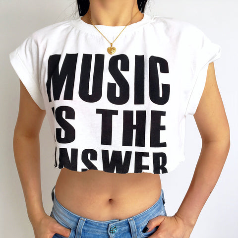 MUSIC WORDS LOGO CROP TEE TOP