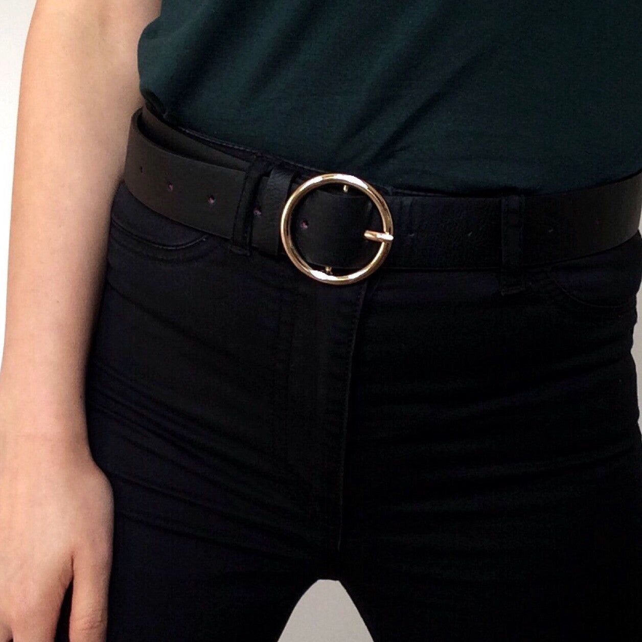 BLACK FAUX LEATHER ROUND BUCKLE BELT