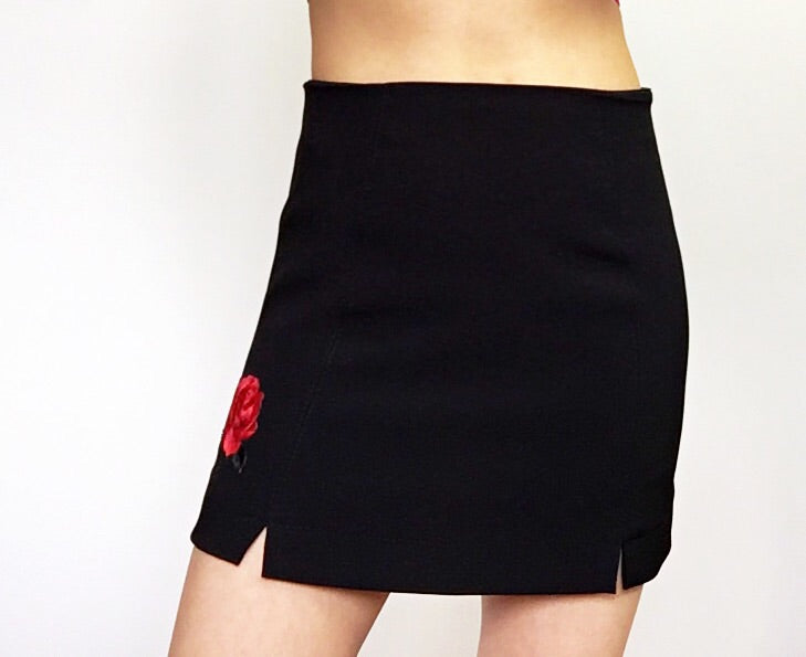 ROSE SKIRT WITH SIDE LITTLE SLIT